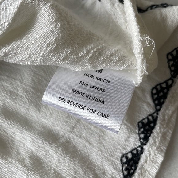 Romeo & Juliet Couture Embroidered Top - Size M - Picture 7 of 9